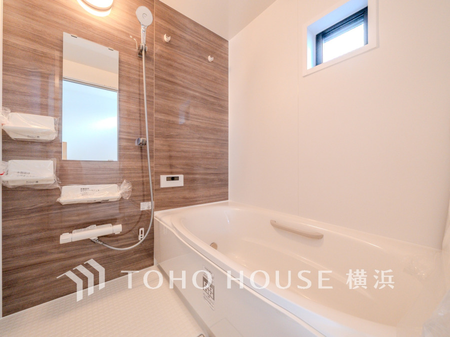 1日の疲れを取り心身を癒すことができる住まいの中のリラクゼーション空間、バスルーム。心からゆったりと寛いでいただけるよう、あたたかみのある色合いで仕上げています。