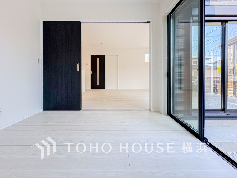 広々とした明るい室内は、黒の引き戸がアクセント。大きな窓から自然光がたっぷり差し込みます。