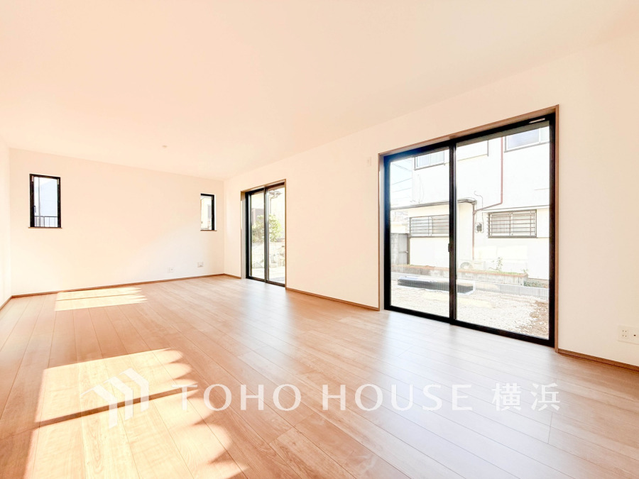 南向きの大きな窓からたっぷりと光が入る明るい空間。