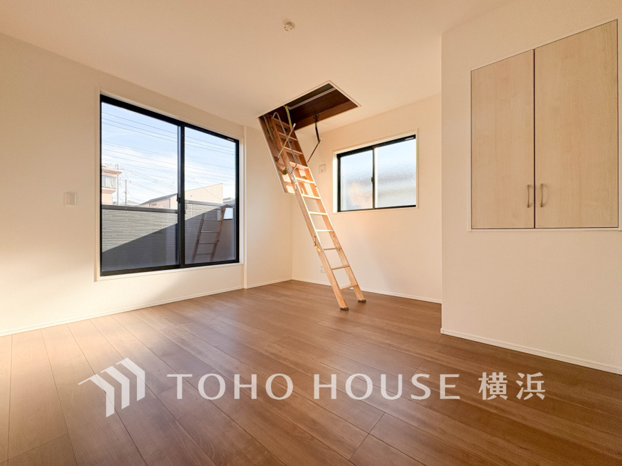 普段は収納できる可動はしごを上ると、屋根裏の有効スペースの開けた空間ができます。収納にするもよし、自分だけのプライベートスペースにするもよし。あると嬉しい大空間です。