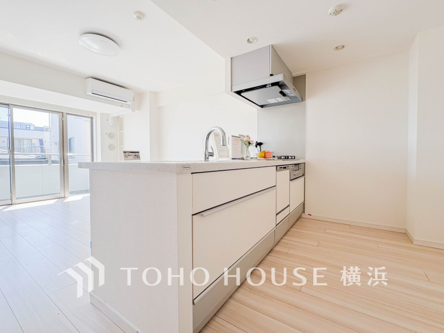 使い勝手の良い設備のキッチンで効率よくお料理もできます。食する料理に家族が舌鼓を打ち自然と笑いが絶えない空気感がそこに広がります。自慢の腕をふるってください。