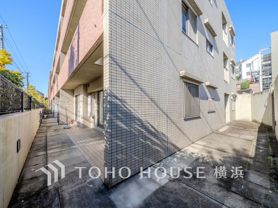 お部屋の周りをL字型の専用庭に囲まれた開放感のある南東角部屋