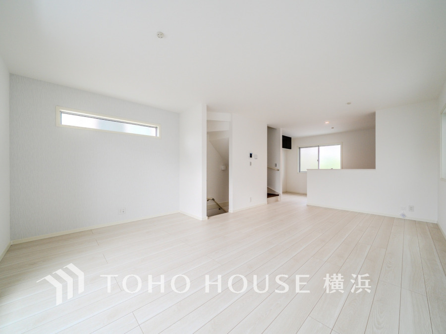 和やかで洗練された空間演出。寛ぎとコミュニケーションを育む場所。柔らかな陽射しが広がり、室内に開放感と爽快感をもたらします。