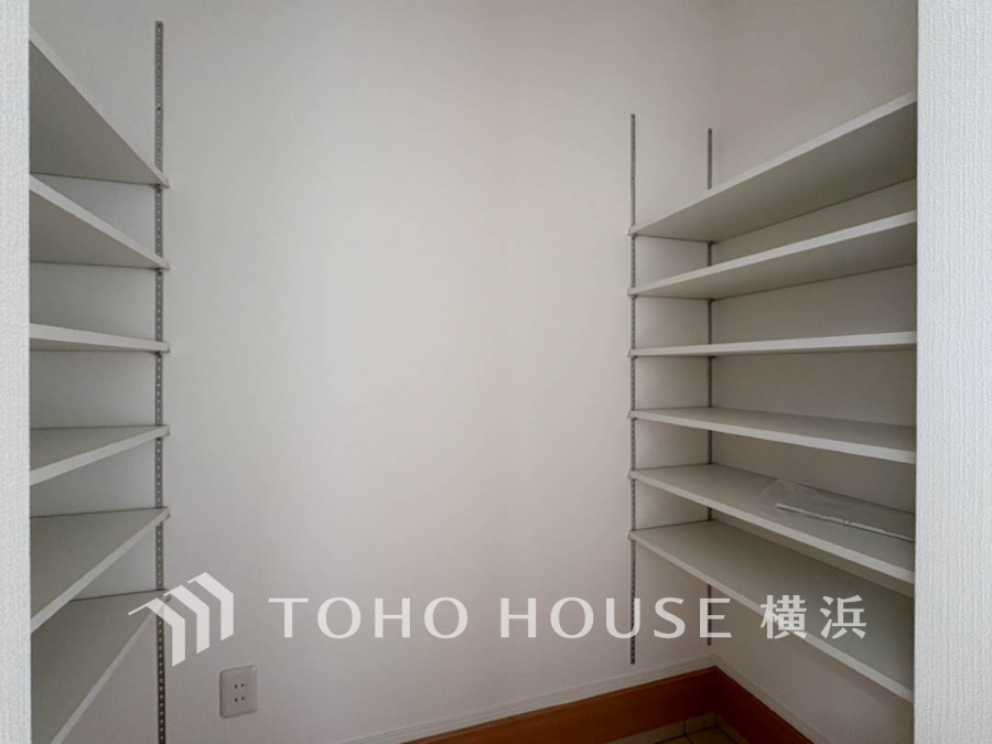 玄関には、ご家族みんなの靴をたっぷりと収納することができるシューズインクローゼットをご用意しました。さらに場所をとるベビーカーやゴルフ道具なども収納できるので、玄関まわりはいつもすっきり。