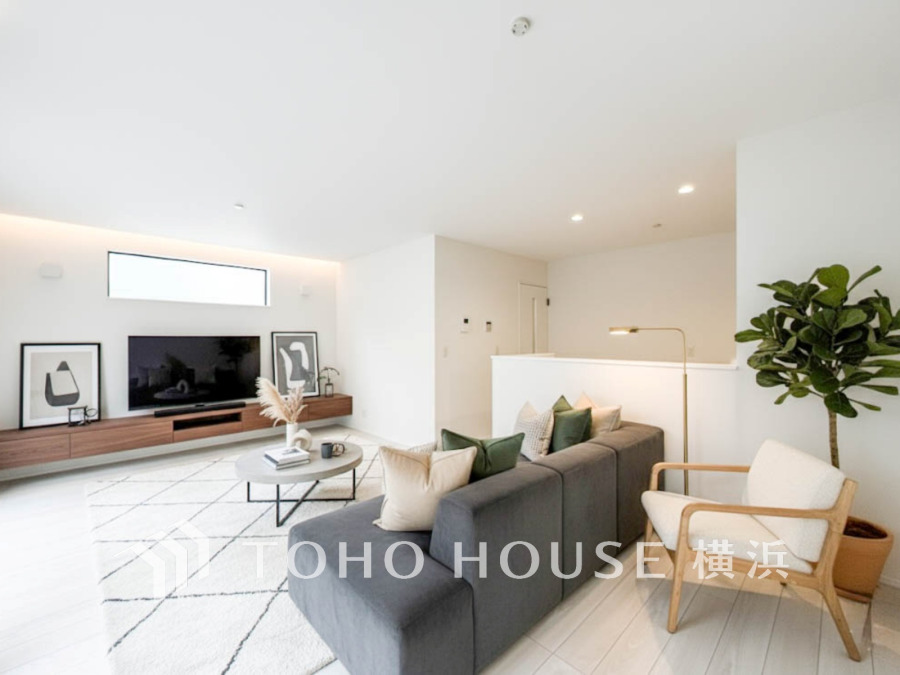 ここにはみんなが集い、食事と楽しい会話が始まる。話に夢中になりすぎて、ついつい時を忘れてしまう。そんな束の間の幸せを感じさせてくれる場所。(家具・装飾品はAI加工です)