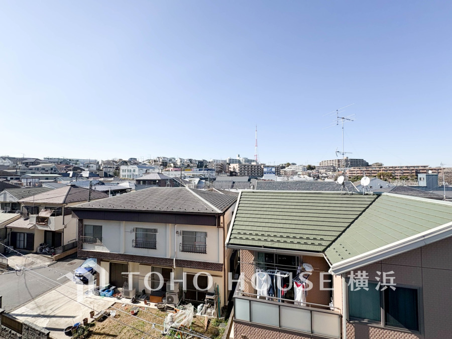 開放的な眺望が広がる住宅街。晴天の下、穏やかな日常を感じられる住環境です。