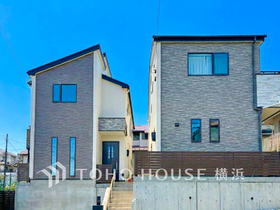 スタイリッシュな2棟の新築住宅。（B号棟：写真左）開放的な空間設計でゆとりある暮らしを実現します。駐車場1台分あり。