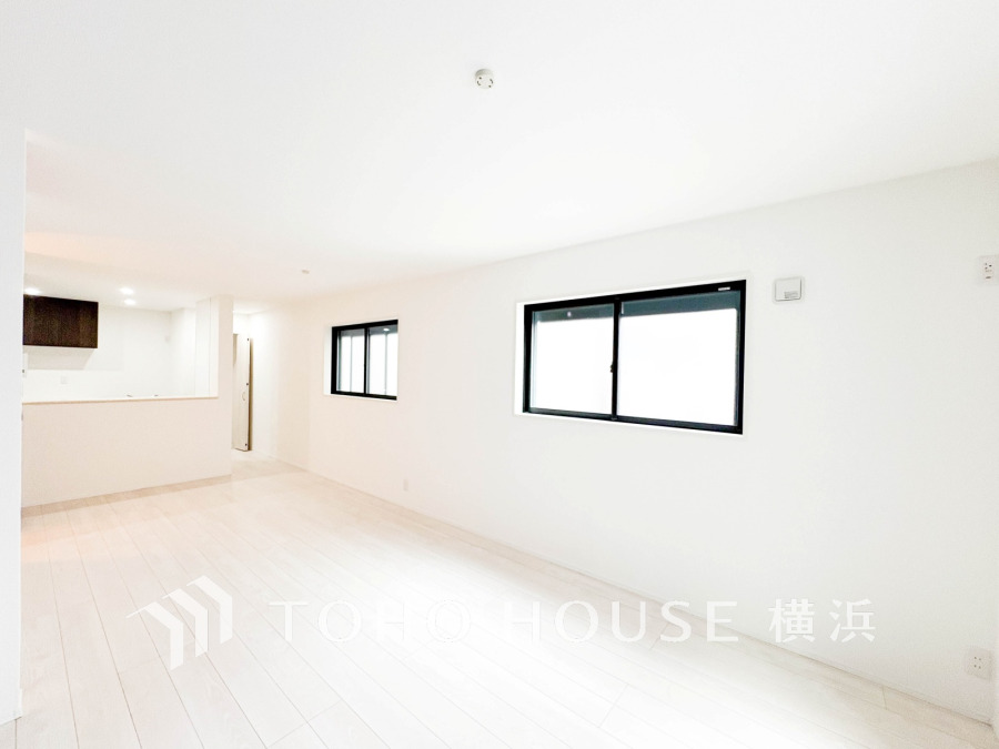 柔らかな光が広がり、デザインされた美しい内装が織り成す家族の集う場所。楽しい会話やさまざまな時が織りなすご家族の時間が丁寧に紡がれていく大切な空間。