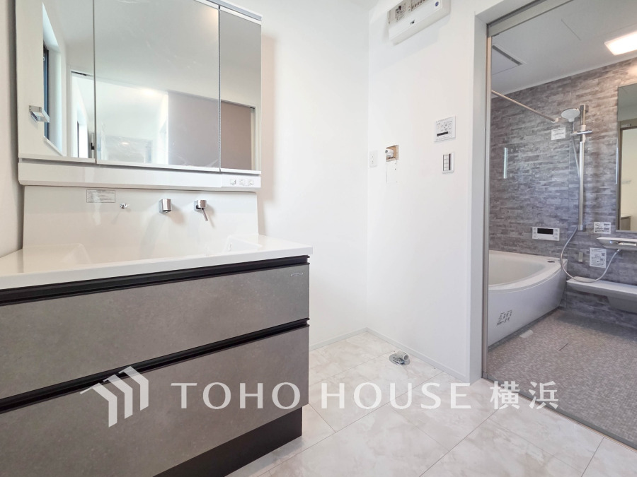 ご家族の1日が始まり、1日の終わりを締めくくる洗面空間。洗濯機を配置しても十分なスペースを確保した設計となっております。