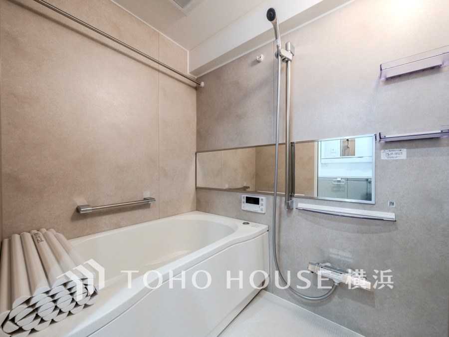 心地よいリラックスを叶える清潔感溢れる美しい空間。快適で機能的なバスルームです。
