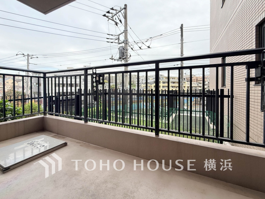 開放感いっぱいの眺望と共に光と風を享受するバルコニー。緑豊かな景観を眺めることができます。