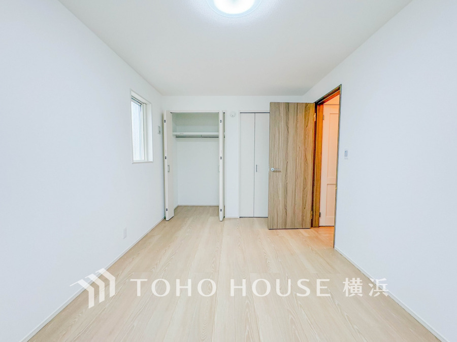 白を基調とした明るい洋室。大容量クローゼットで収納力も充実。シンプルで使いやすい空間です。