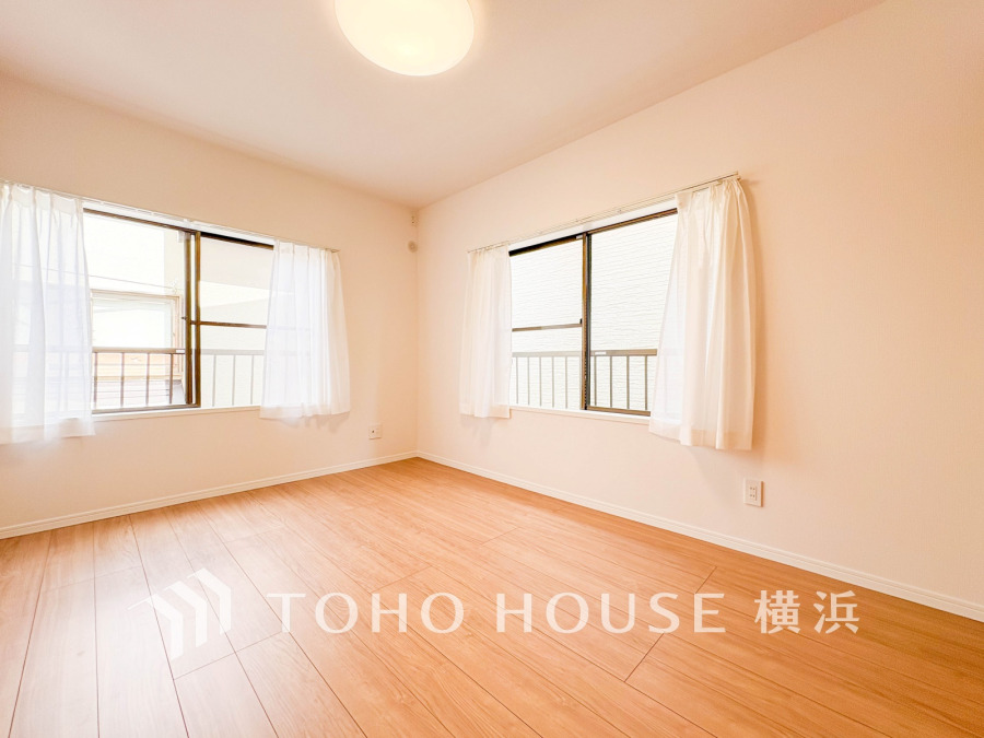 大きな窓からは快適な光を取り入れ、通気性能を上げる事で居心地の良い空間を演出します。多くの時間を過ごす住まいだからこそ、いつも快適な場所であるように心掛けています。