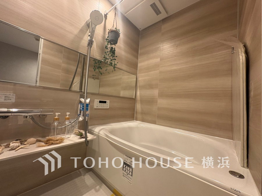 上質が感じられる質感とカラーリングで、清潔な空間美を実現。一日の疲れが癒される優雅なバスタイムを堪能できるゆとりあるバスルームです。