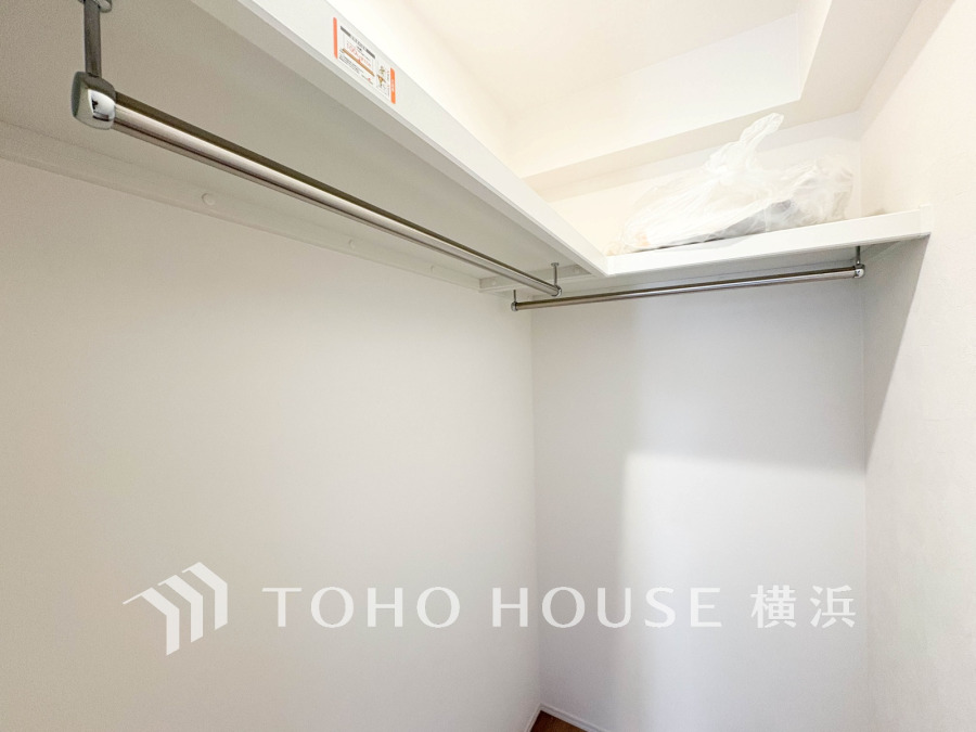 洋服やバッグなどかさばる物を大量に収納できます。タンスなどの収納家具を置かずに済むので、お部屋を丸ごと使えてスッキリ♪