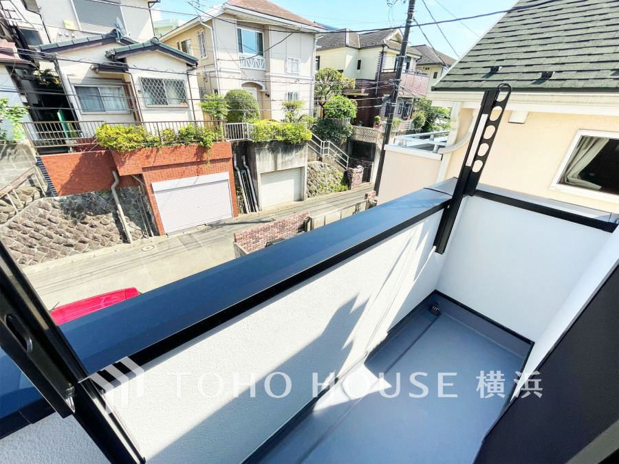 南東向きの明るいバルコニー。爽やかに光と風を感じる空間です。