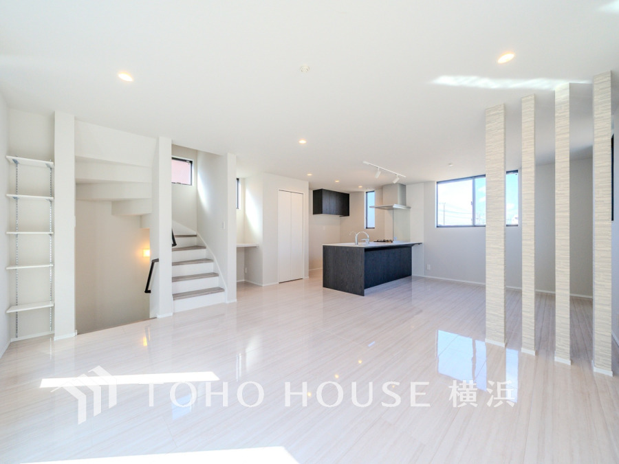 和やかで洗練された空間の演出。寛ぎとコミュニケーションを育む居心地のよい場所。やわらかな陽射しが降り注ぎ、室内に開放感と爽快感をもたらします。