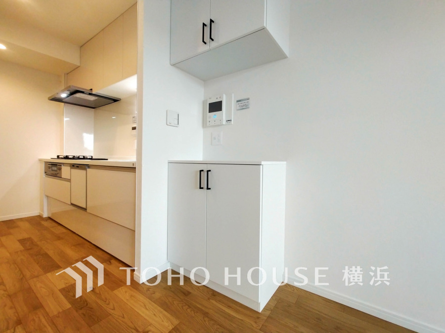 リビングには便利な収納棚を完備。あると嬉しい収納を適材適所に設置しています。