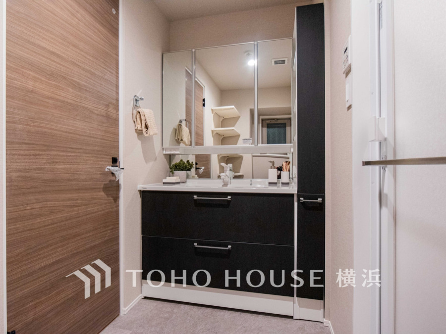 十分な大きさの洗面台は収納もさる事ながら、身だしなみチェックや歯磨きなど、朝の慌ただしい時間でもホテルライクなスペースで余裕とゆとりを感じて頂けます。