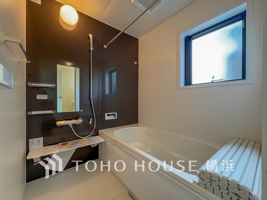 シンプルで清潔感のある浴室は、明るい窓付きで換気も快適。ゆったりとしたバスタブでくつろぎの時間を。