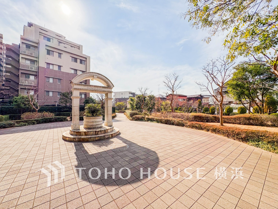 緑豊かな広々とした中庭は、落ち着いた住環境を提供するマンション敷地内の共用スペースです。