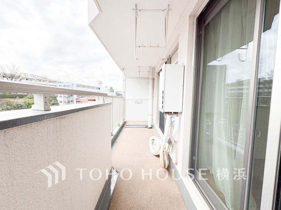 南向きの明るいバルコニー。開放的な空間を演出しながら、プライベート性も確保された空間です。