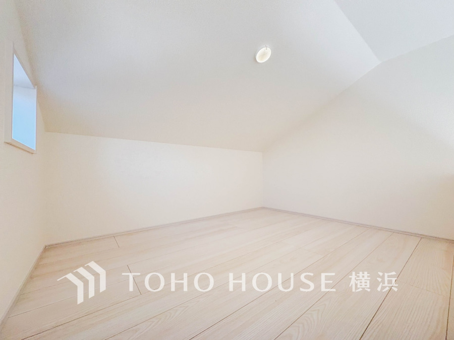 ロフトもこれだけの大きさがあれば、大きなお荷物や、衣替えの衣装ケース、その他たくさんの荷物が入ります。居室の中をすっきりとさせる事が出来る造りです。