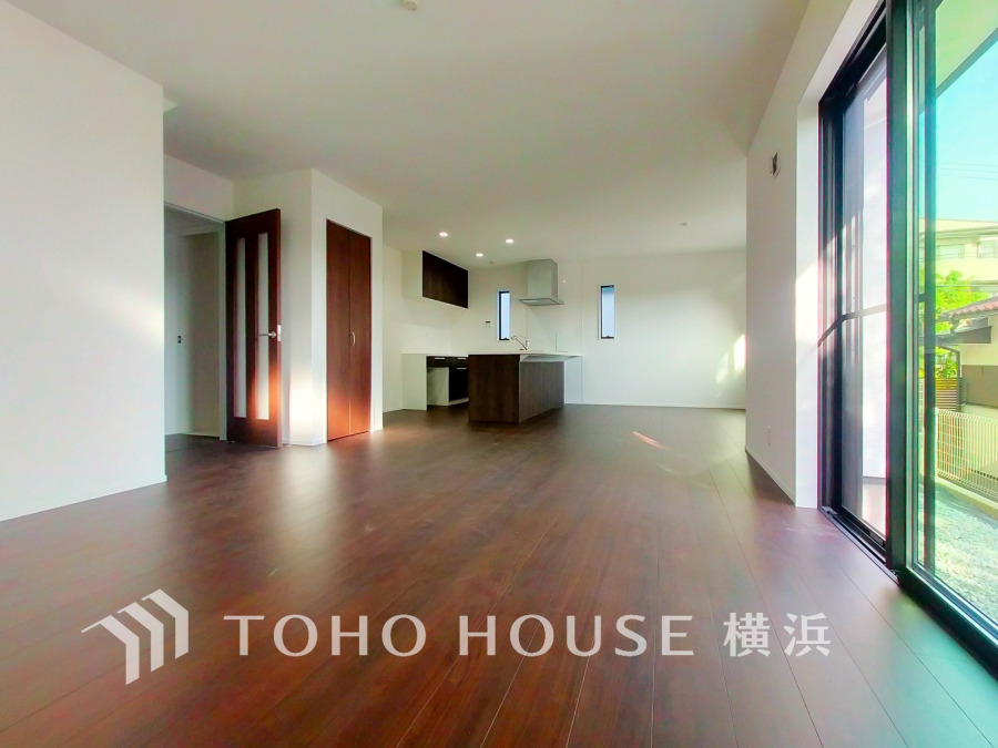 柔らかな光が広がり、デザインされた美しい内装が織り成す家族の集う場所。楽しい会話やさまざまな時が織りなすご家族の時間が丁寧に紡がれていく大切な空間。