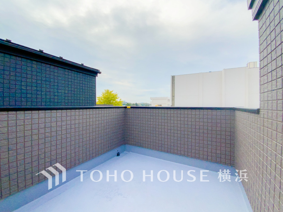 大空を感じてのびやかな時間を愉しめる、開放感溢れるルーフバルコニー。お天気の良い日には、アウトドアリビングとしてお使い頂くのも素敵です。