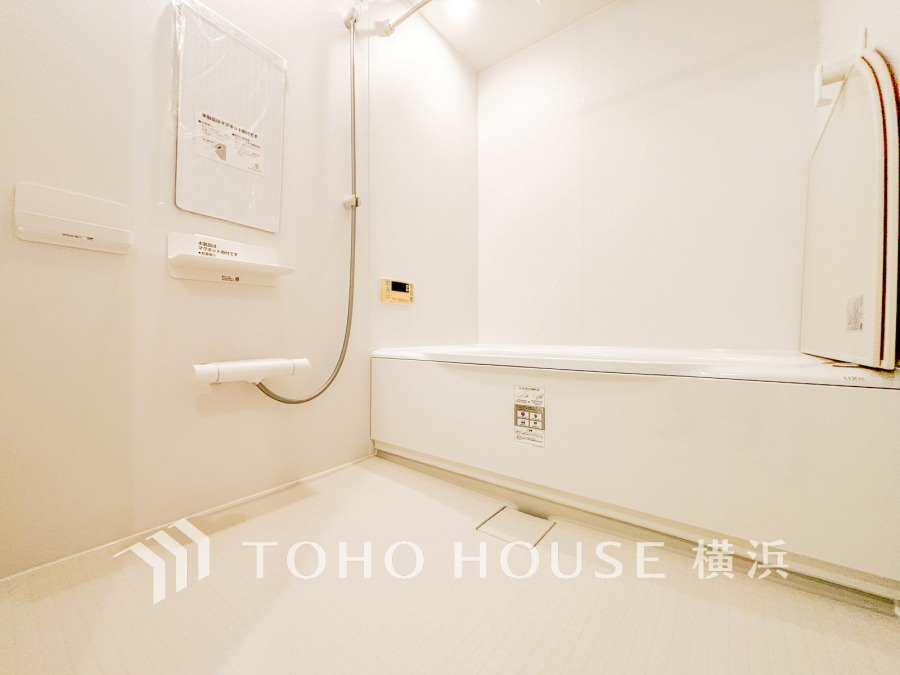 清潔感あふれるホワイト基調の浴室は、ゆったりとくつろげる広さと使いやすい設備が魅力です。