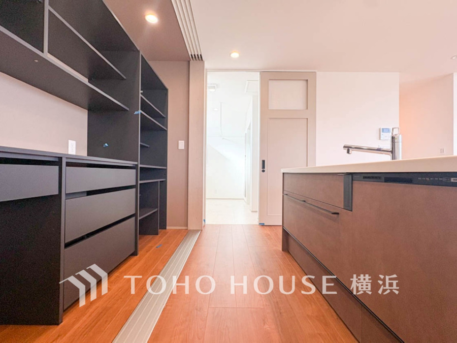 機能的な収納と落ち着いた色合いのキッチンが調和した、使いやすさを追求したモダンな空間です。