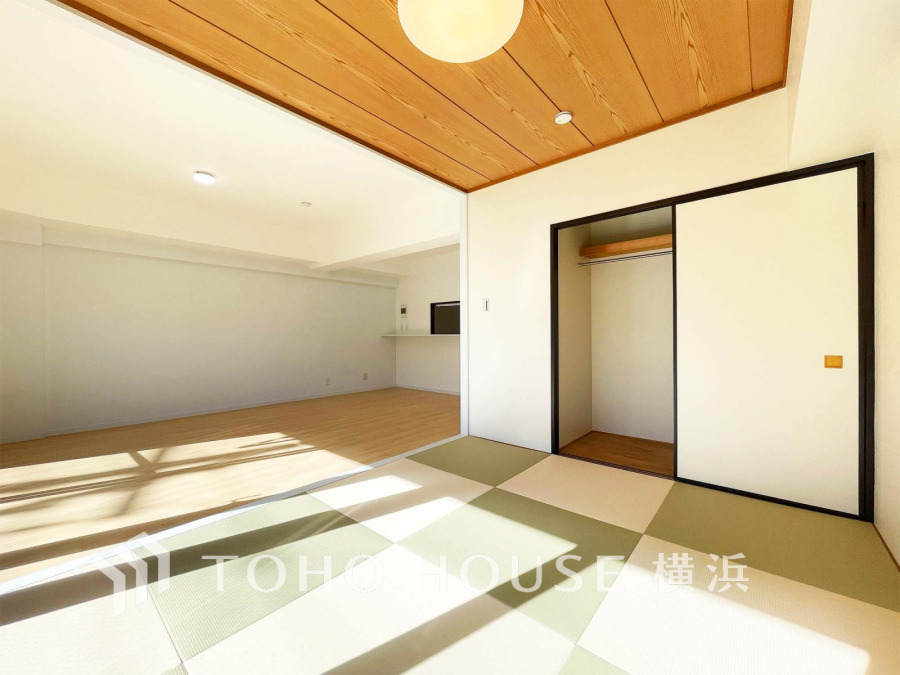 リビングに隣接したスタイリッシュな和室。上質感とあたたかみを感じられる空間。寛ぎの時間を楽しんだり、お子さまの遊び場や赤ちゃんのお世話スペース、客間として多目的にご使用頂けます。