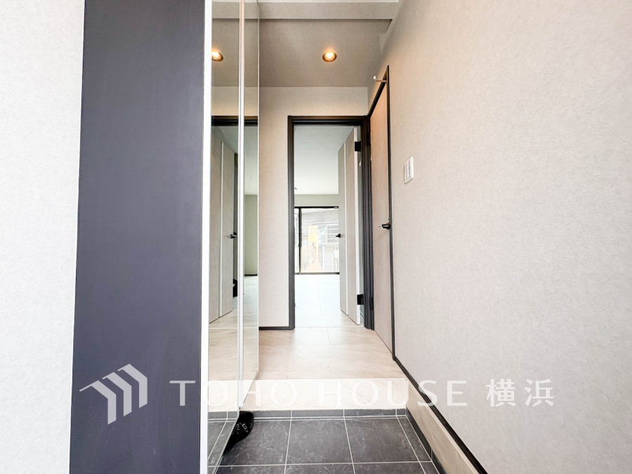 お客様をお迎えする玄関は落ち着いた雰囲気。帰り着くたびに洗練されたテイストの空間に迎えられ誇りと喜びを感じる玄関まわりです。