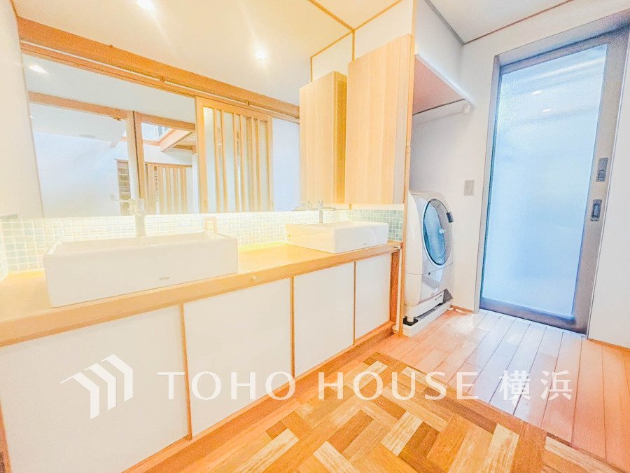 洗面室には忙しい朝に嬉しいダブルボウルの洗面台を設置
