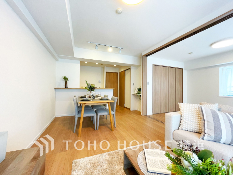 リビングに隣接した洋室の引き戸を開け放して空間を共有しながら開放的に使うこともできます。
