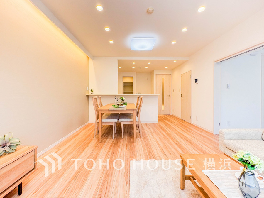 温かみのある木目床と間接照明が心地よい、開放感あふれるリビングダイニング空間です。