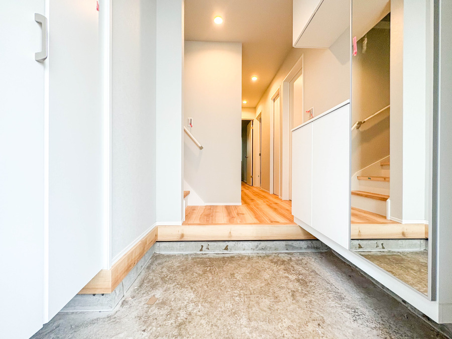 明るく清潔感のある玄関は、鏡付き収納で身だしなみも整えやすい設計です。