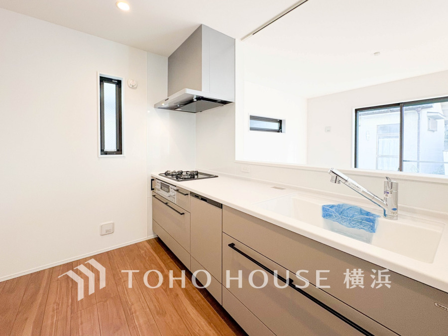 手元の収納から、足元の収納までが全てスライド式で、奥のスペースまで有効に活用できます。奥まで上から見渡せるので、たまにしか使わない調理器具もサッと取出せます。