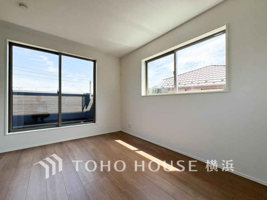 明るい光が差し込む二面採光の洋室。シンプルで使いやすい空間です。