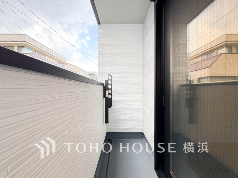 暮らしの中で光と風を演出してくれるバルコニー、見事なまでの開放的な空間を演出しながら、プライベート性も確保された空間は我が家の自慢。