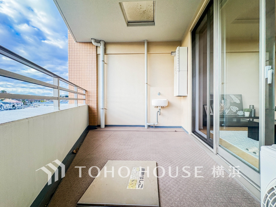 開放感いっぱいの眺望と共に光と風を享受するバルコニー。緑豊かな景観を眺めることができます。