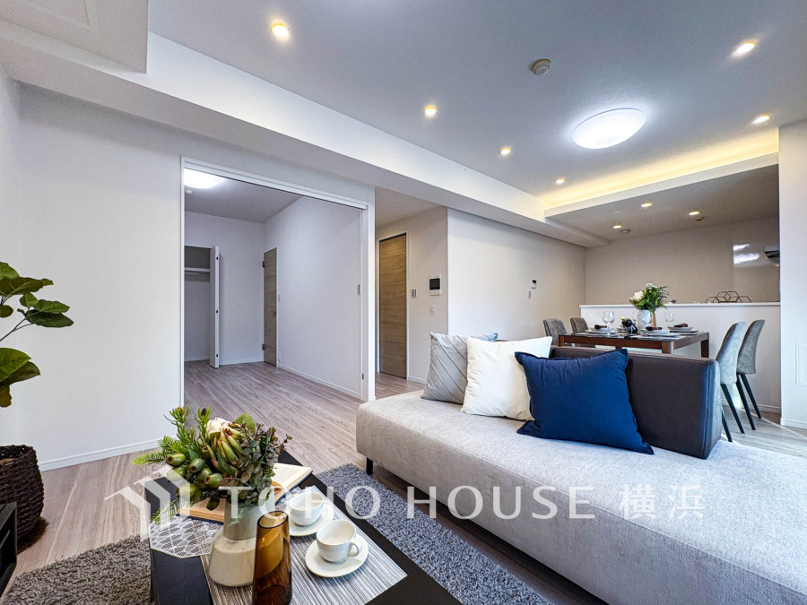 明るく開放的なリビングに隣接する洋室は、可動式扉で一体利用も可能な多用途スペースです。