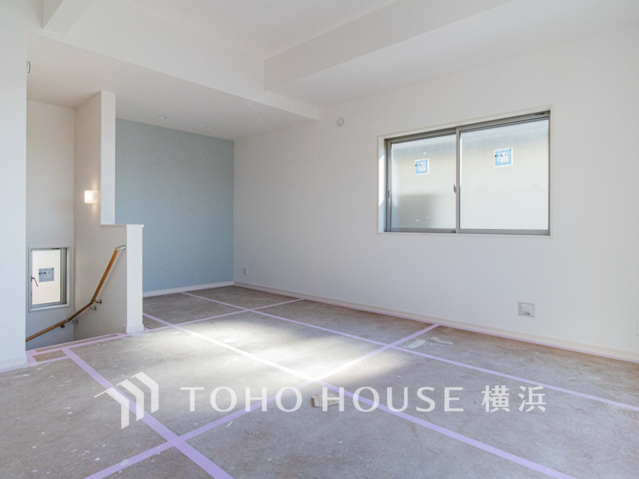 【2026年2月撮影】穏やかな時間の流れを楽しみ、寛ぎと笑顔が溢れるリビング。会話を楽しみ、ご家族の何気ない日常にいつもあたたかな幸せの花を添えます。