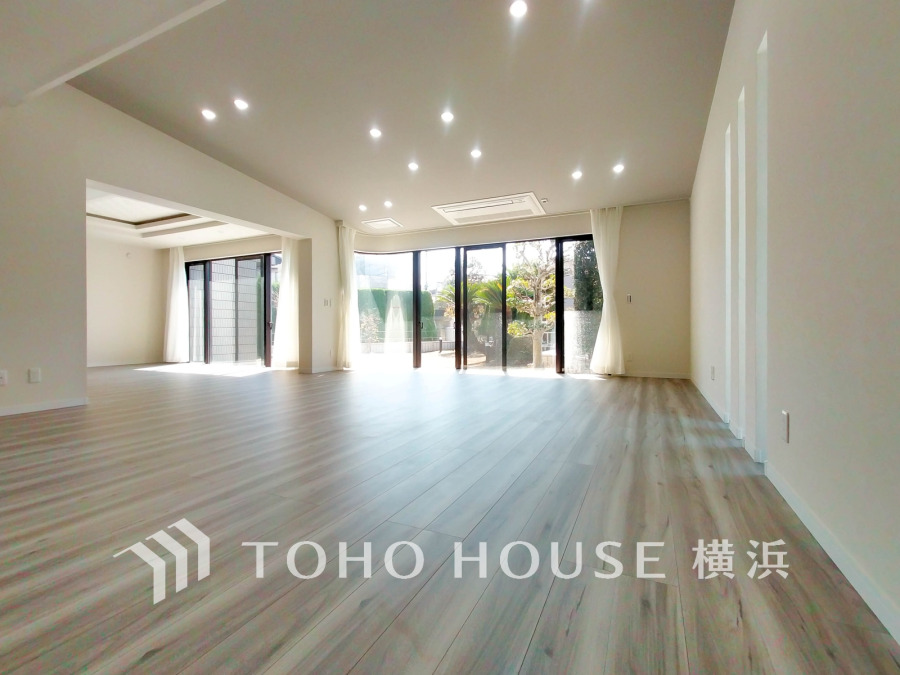 広々37帖超のLDKは大きな窓から自然光が差し込み、明るく開放的な空間が広がります。