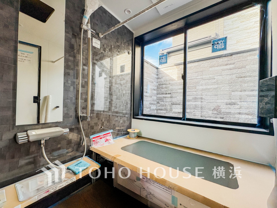 上質が感じられるカラーリングで、清潔な空間美を実現。一日の疲れが癒される優雅なバスタイムを堪能できるゆとりあるバスルームです。（2025年12月撮影）