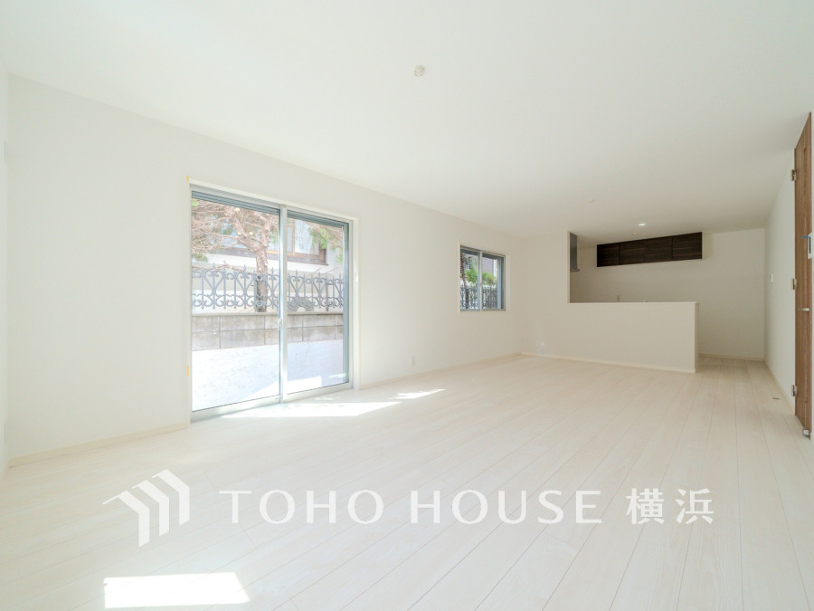 和やかで洗練された空間の演出。寛ぎとコミュニケーションを育む居心地のよい場所。やわらかな陽射しが降り注ぎ、室内に開放感と爽快感をもたらします。
