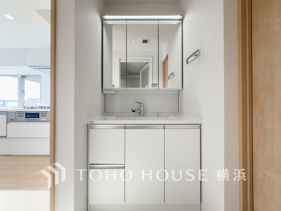 新規交換された洗面化粧台は美しく使いやすい機能が備えられています。