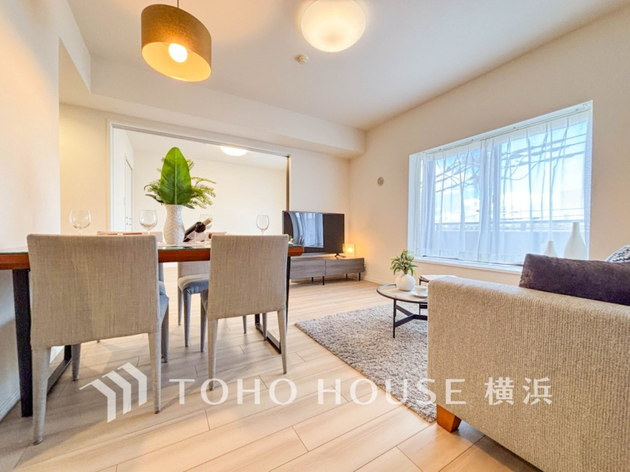 明るい自然光が差し込むリビングダイニングは、ゆったりとくつろげる開放感あふれる空間です。