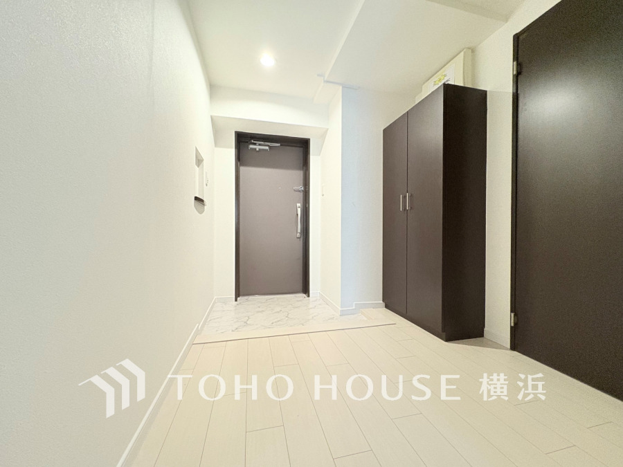 上質感漂う玄関と廊下。居住者の帰り、訪れる方を優しく迎える・安らぎに満ちた生活空間を予感させる。健やかな暮らしを楽しめることでしょう。