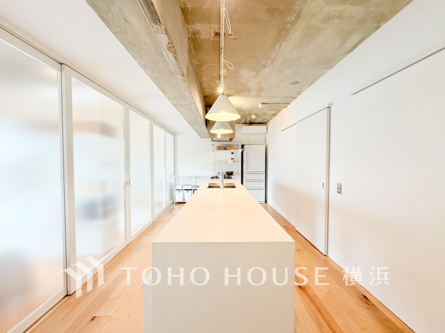 コンクリート天井と白を基調としたシンプルモダンな住空間。